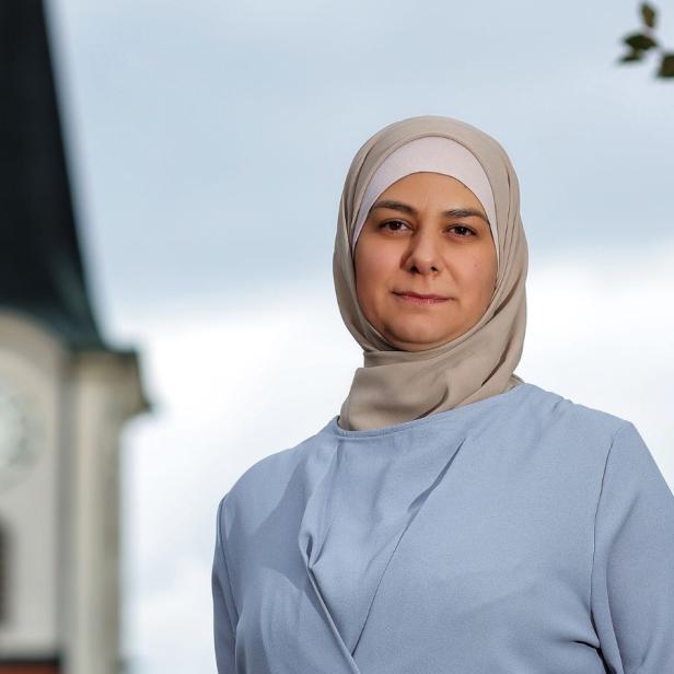 Muslima vor Kirchturm