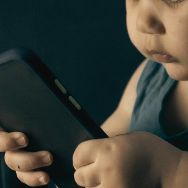 Ein Baby spielt mit dem Handy