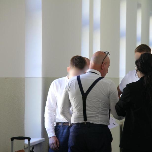 Angeklagter und Verteidiger vor Beginn der Verhandlung 