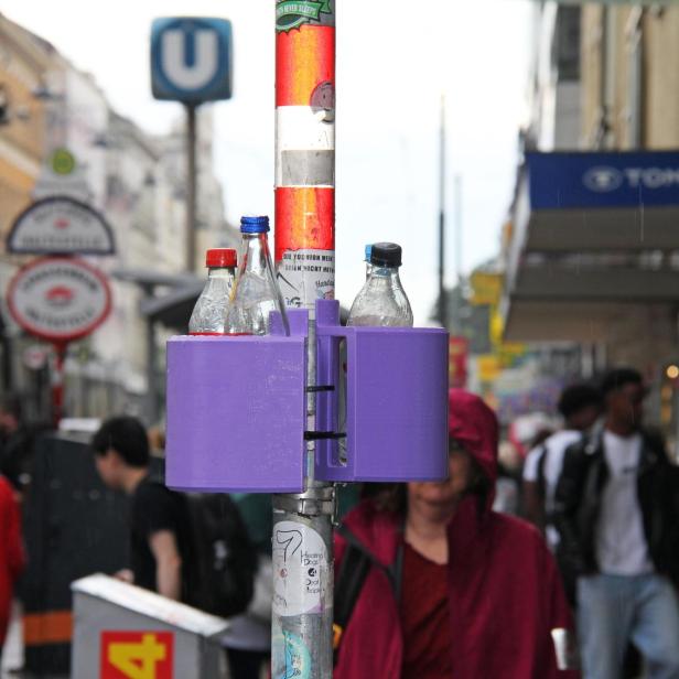 Lila Prototyp für einen Pfandring, der vor der U-Bahn Station Hütteldorfer Straße montiert wurde