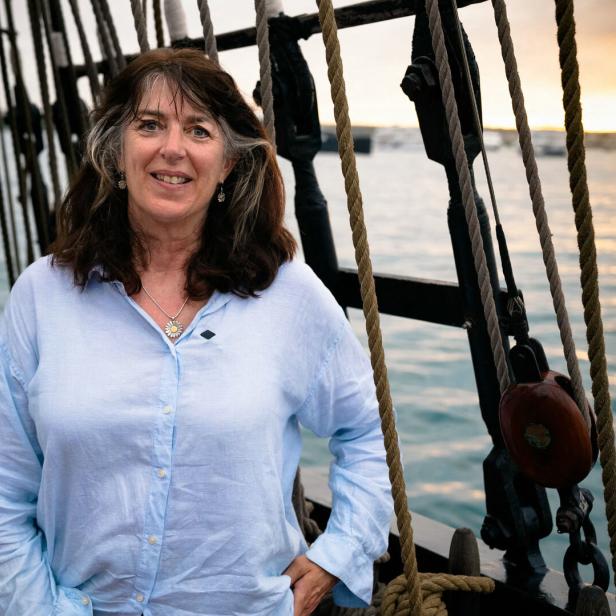 Sarah Darwin an Bord eines Schiffs