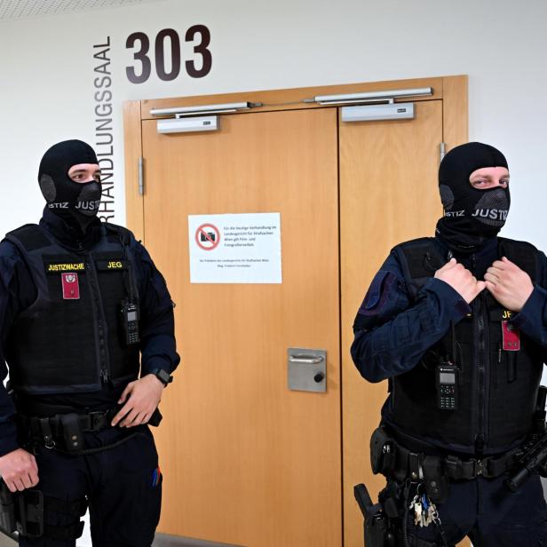 Vermummte Polizisten stehen vor dem Gerichtssaal