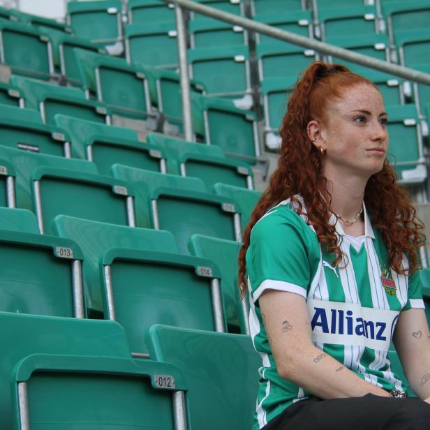 Fußballspielerin Vanessa Rauter inder leeren Tribüne im Allianz Stadion