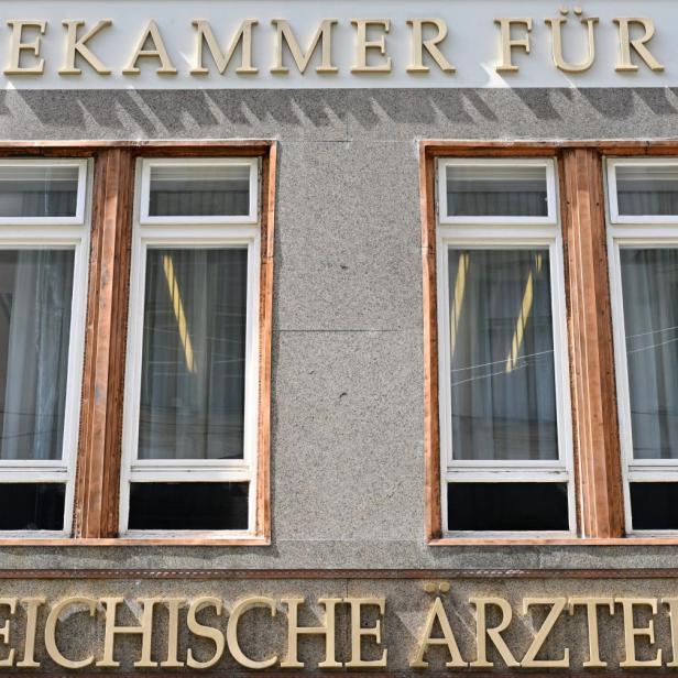 Die Fassade der Österreichischen Ärztekammer in Wien mit zwei Fenstern.