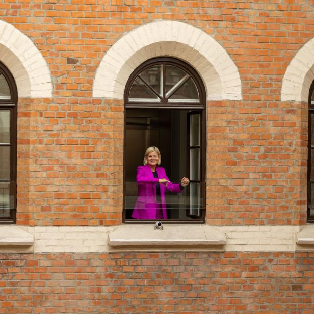 Verteidigungsministerin Klaudia Tanner schaut aus dem Fenster ihres Ressorts 