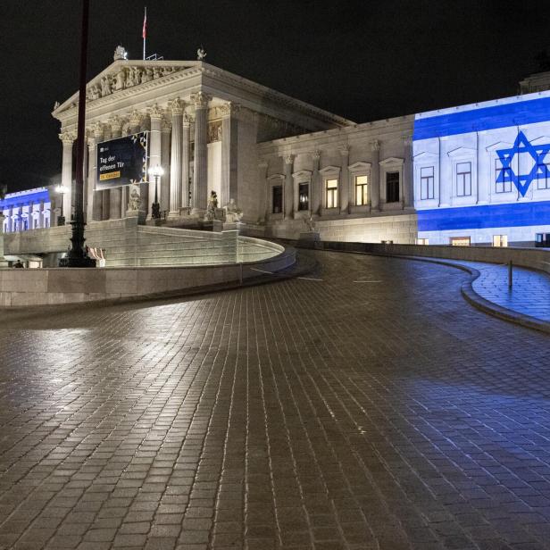 SOLIDARITÄT MIT ISRAEL: FARBEN DER ISRAELISCHEN FLAGGE AUF PARLAMENT PROJIZIERT