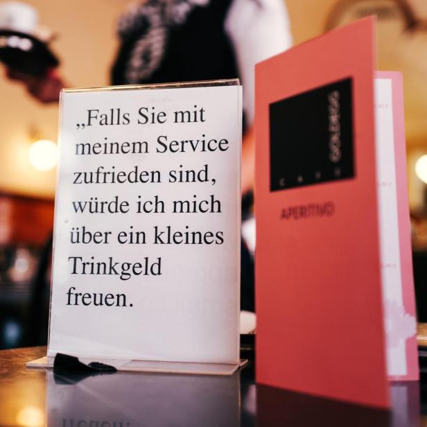 Ein Schild in einem Lokal auf dem steht: Falls Sie mit meinem Service zufrieden sind, würde ich mich über ein kleines Trinkgeld freuen. 