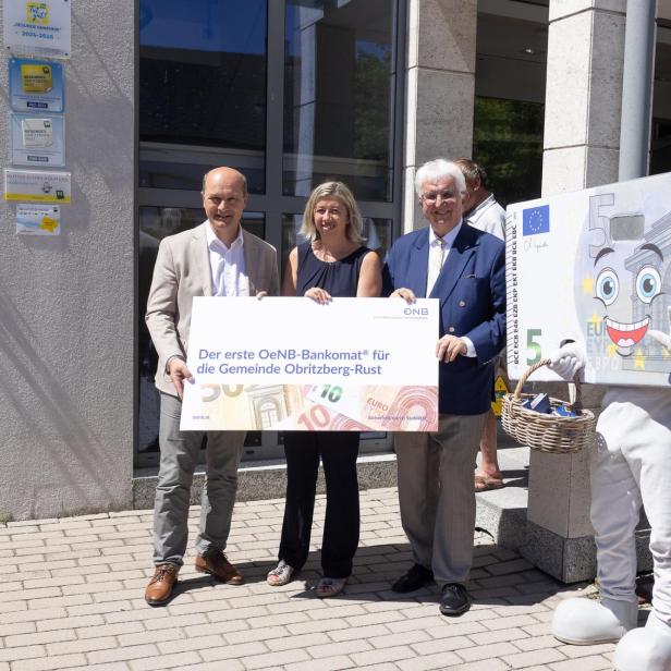 Gemeindebund-Präsident Johannes Pressl, Bürgermeisterin Daniela Engelhart und OeNB-Gouverneur Robert Holzmann am 1. Juli 2025 bei der Eröffnung eines Nationalbank-Bankomaten in Obritzberg-Rust