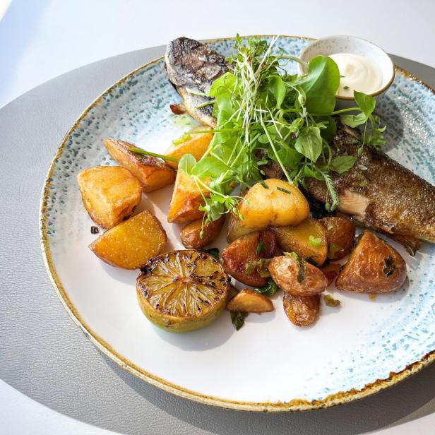 Forelle mit Bratkartoffel, Thymian und Limetten-Aioli