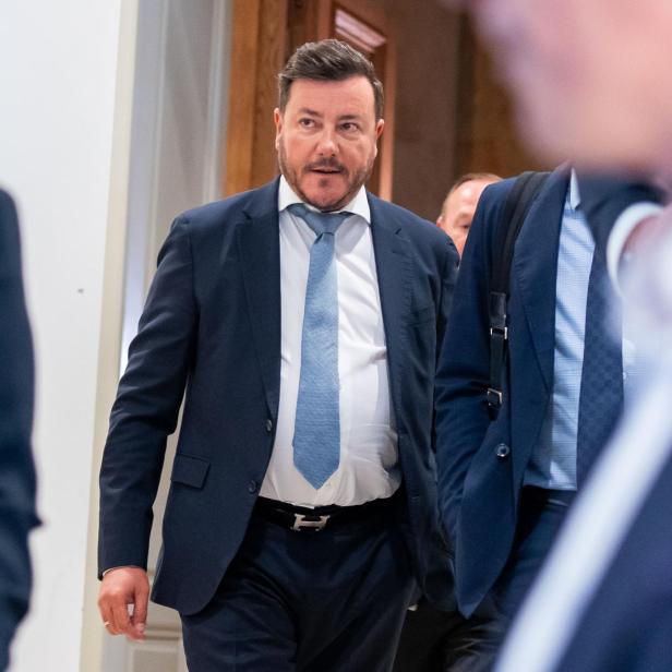 Ein Archivbild, auf dem René Benko auf dem Weg zu einem Untersuchungsausschuss zu sehen ist