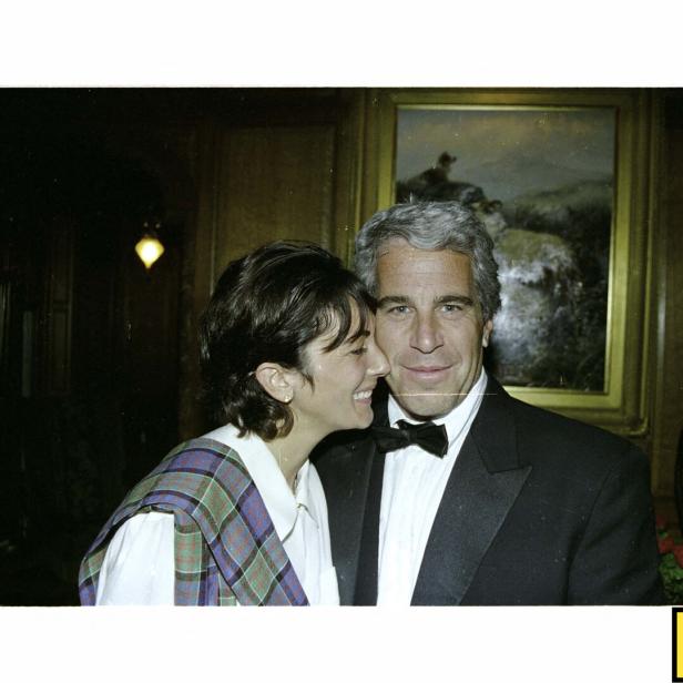Ghislaine Maxwell schmiegt sich an Jeffrey Epstein