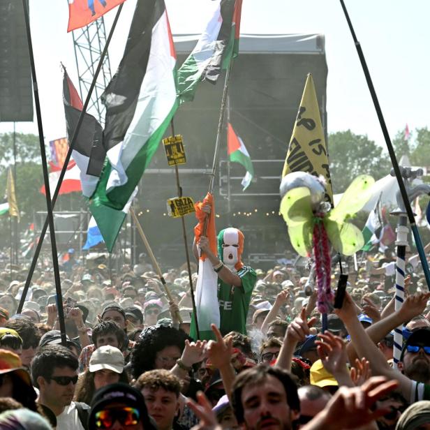 Publikum beim Auftritt der Band Kneecap beim Glastonbury Festival