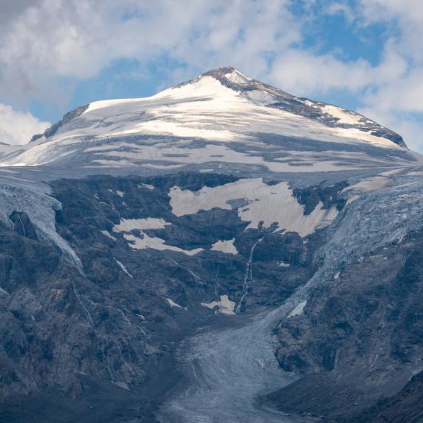 Ein Berggipfel mit Gletscher, es ist der Großglockner