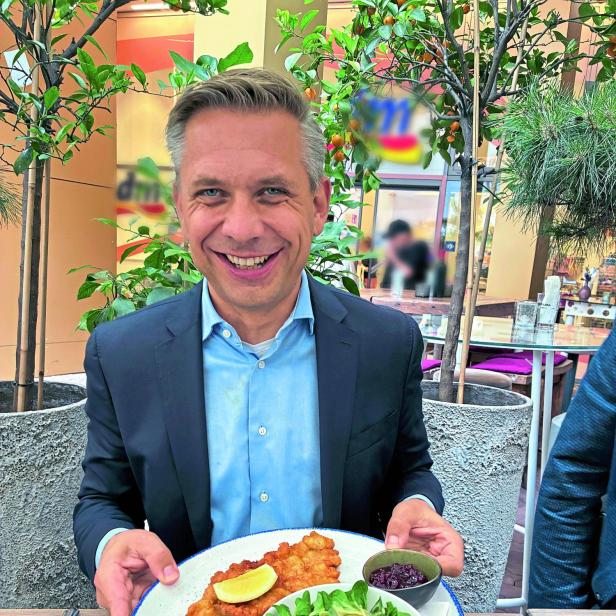 Wirtschaftsminister Wolfgang Hattmannsdorfer (ÖVP) isst ein Schnitzel