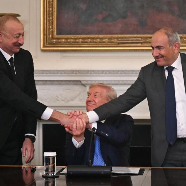 Paschinjan und Aliyev schütteln sich die Hand, Trump umklammert die zwei Hände