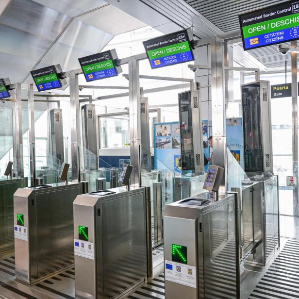 Auf dem Bild sieht man Passkontrollen am Flughafen Bukarest in Rumänien