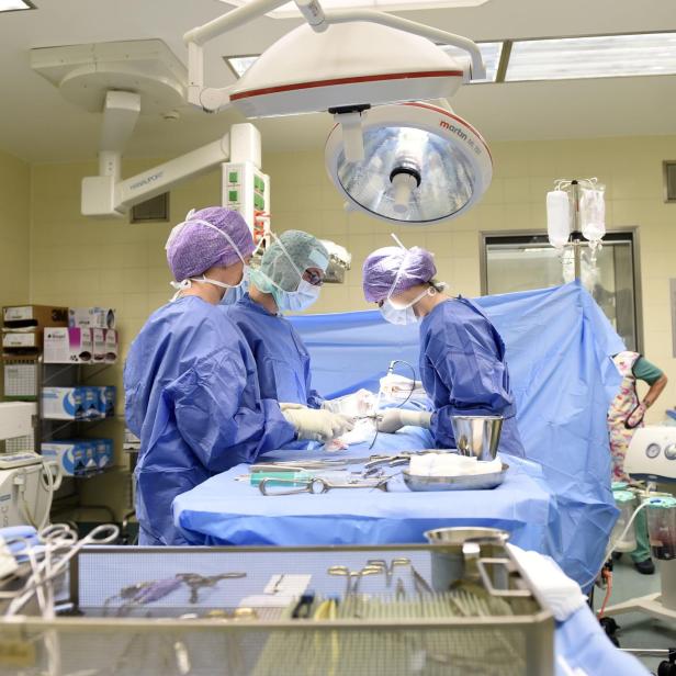 Auf dem Bild befinden sich Ärztinnen und Ärzte in einem Operationssaal in einem Krankenhaus in Niederösterreich