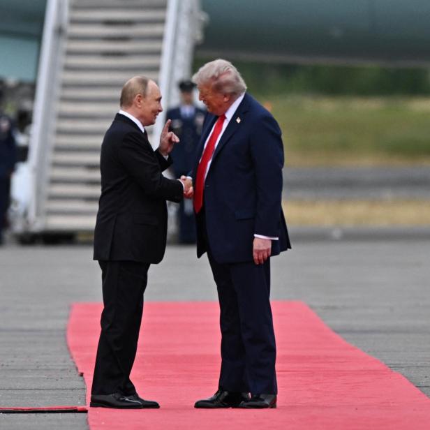 Auf dem Bild befinden sich Putin und Trump auf dem roten Teppich beim Gipfeltreffen in Alaska