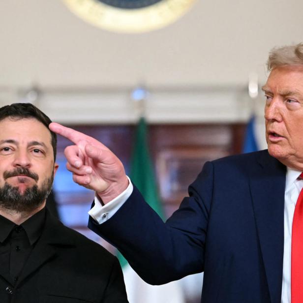 Trump zeigt auf etwas während links von ihm Selenskyj steht