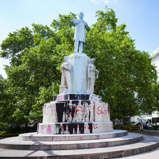 Die Statue des wegen seines Antisemitismus umstrittenen Wiener Bürgermeisters Karl Lueger (1844-1910) wurde an der Wiener Ringstraße großflächig mit hellblauer Farbe überschüttet. 