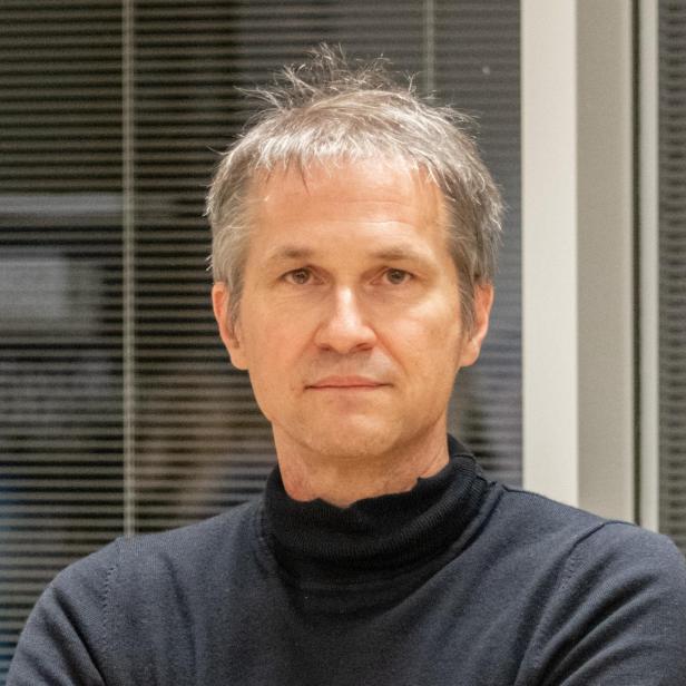 Gerald Knaus steht vor einem Fenster