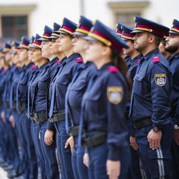 Auf dem Bild befinden sich Polizistinnen und Polizisten in Uniform