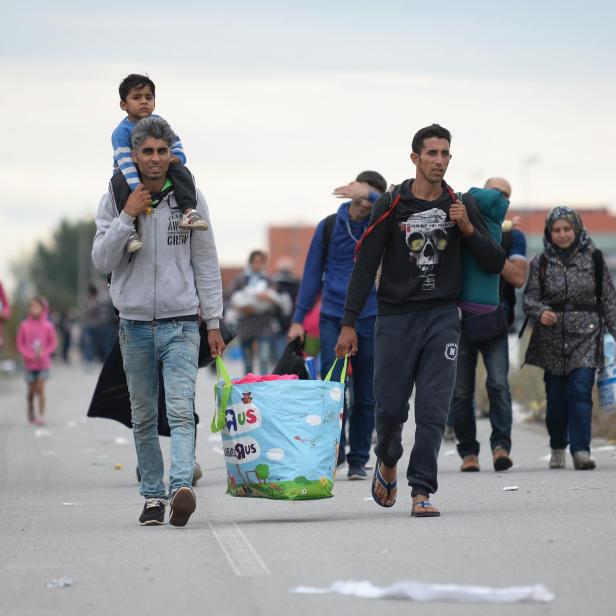  Flüchtlinge aus Ungarn bei ihrer Ankunft am Samstag, 5. September 2015, an der Grenze zu Österreich in Nickelsdorf im Burgenland. - FOTO: APA/ROLAND SCHLAGER