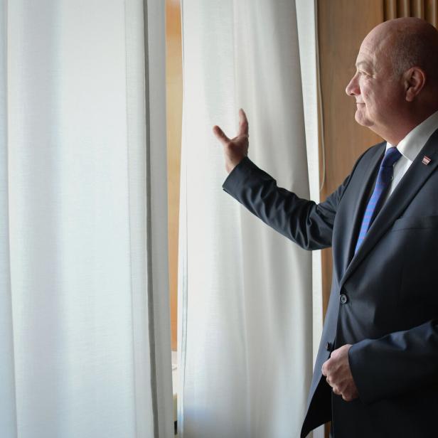 Ein Mann am Fenster, es ist Bundeskanzler Christian Stocker