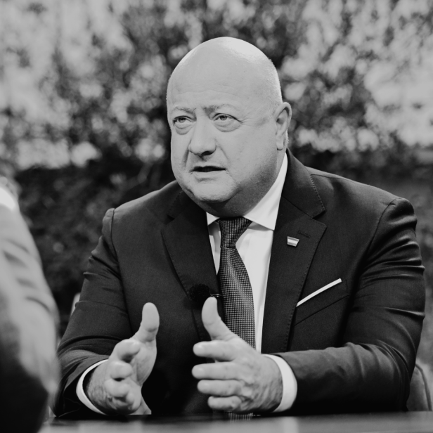 Bundeskanzler Christian Stocker in einer Interviewsituation im Rahmen des ORF Sommergesprächs