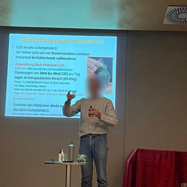Auf dem Bild befindet sich ein Mann, der mit der chemischen Substanz Chlordioxid hantiert