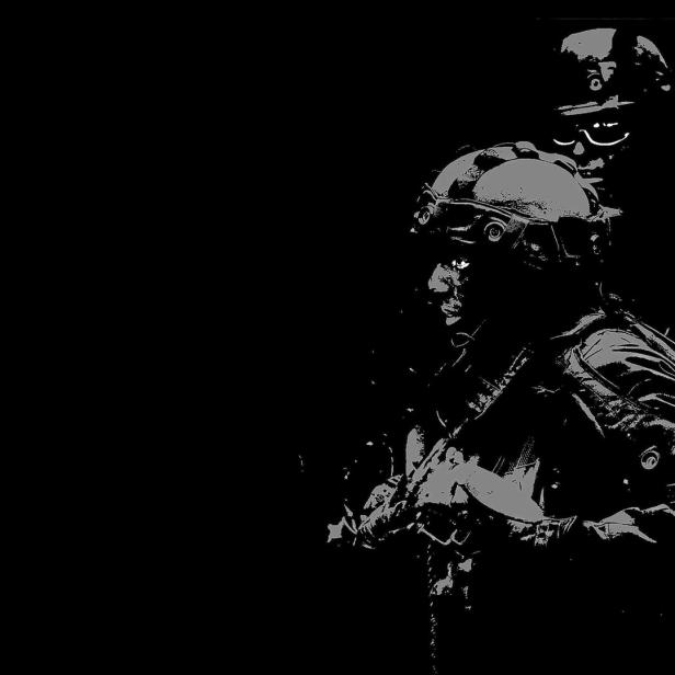 Zwei Soldaten in Uniform und mit Helm stehen im Dunkeln, das Bild wurde bearbeitet 