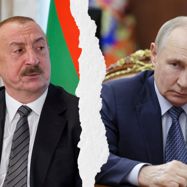 Links sieht man Aserbaidschans Staatschef Ilham Aliyev, rechts der russische Präsident Vladimir Putin. Durch die Mitte geht ein Papierriss.