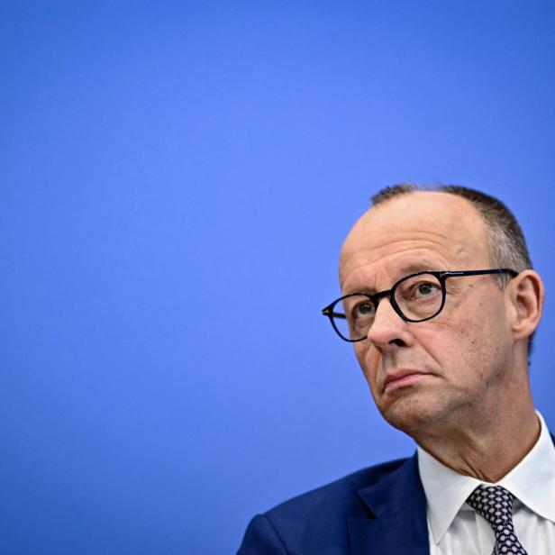 Kanzler Merz mit skeptischer Miene