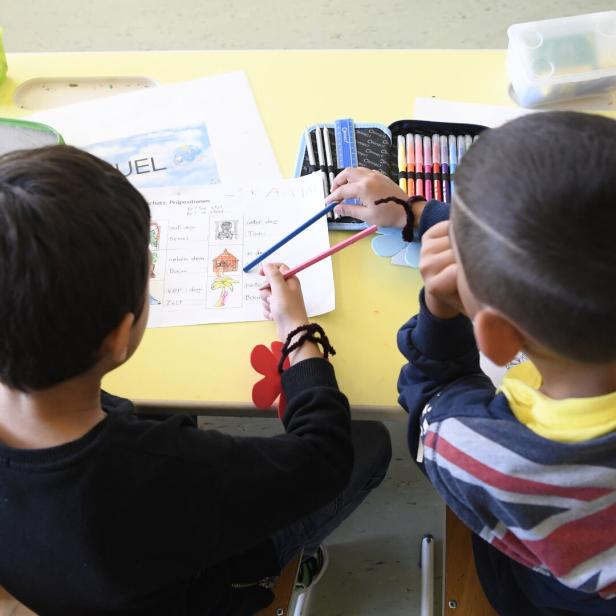 Zwei Kinder lösen eine Aufgabe