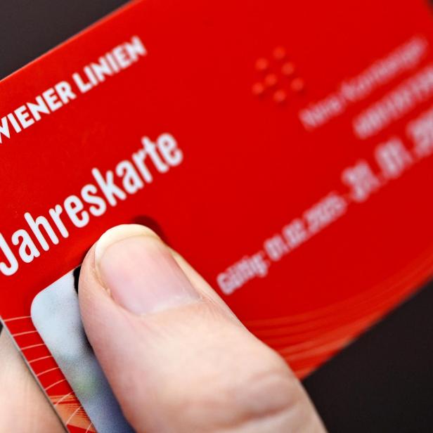 Auf dem Bild ist die Jahreskarte der Wiener Linien zu sehen.