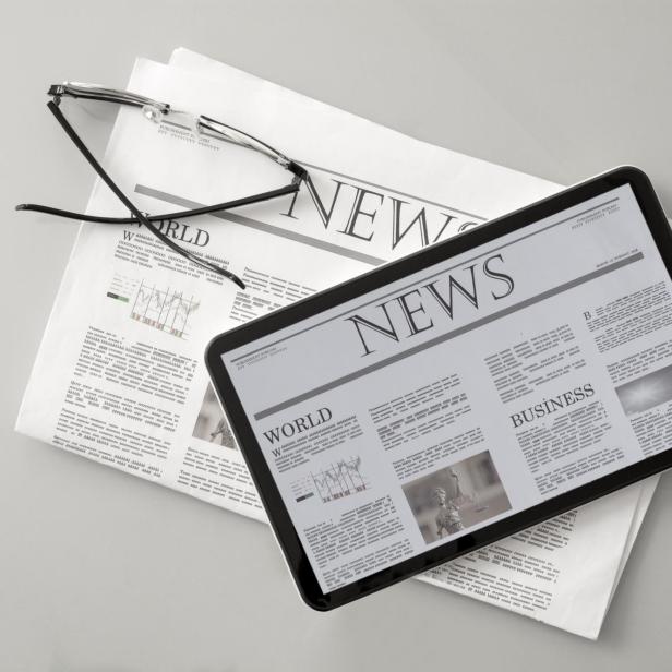 print und digital Nachrichten auf einem Tisch