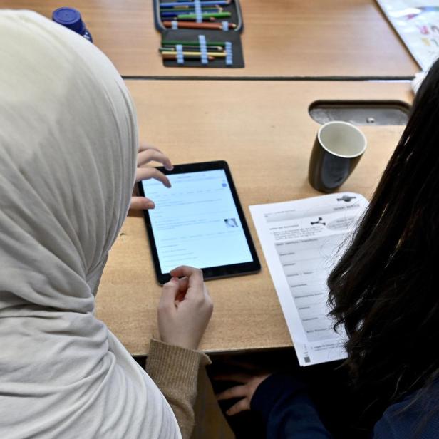 Zwei Mädchen, eines mit Kopftuch, in der Schule. Zwei Mädchen, eines mit Kopftuch, in der Schule.