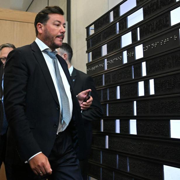 Auf dem Bild befindet sich der ehemalige Immobilientycoon René Benko auf dem Weg zum U-Ausschuss