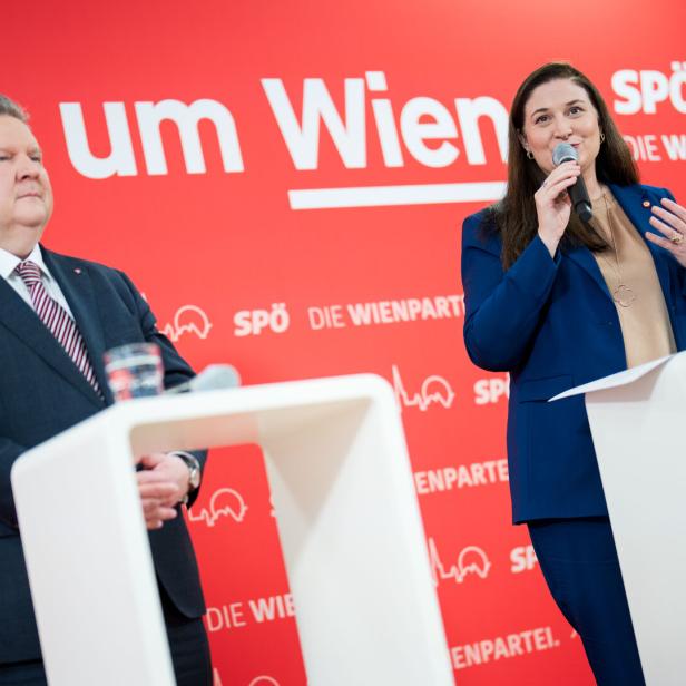 Ein Mann steht neben einer Frau bei einer Pressekonferenz. Es handelt sich um den Wiener Bürgermeister Michael Ludwig und Finanzstadträtin Barbara Novak, beide SPÖ.
