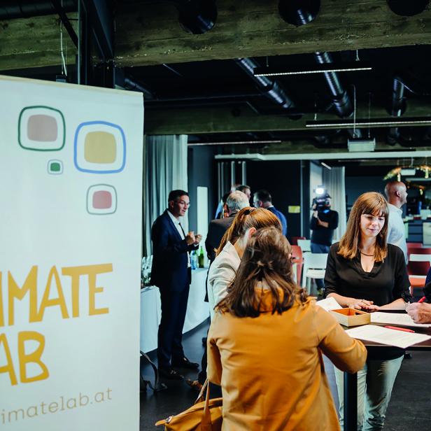Menschen bei einer Veranstaltung von Climate-Lab in einer Halle