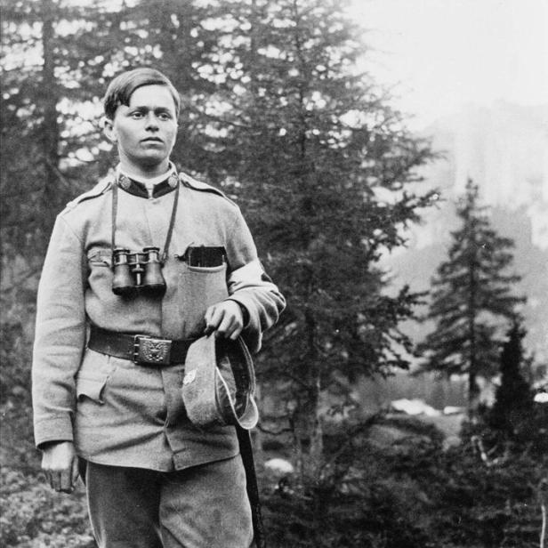 Das Foto zeigt die Lustenauer Malerin Stephanie Hollenstein als Soldat Stephan Hollenstein im Ersten Weltkrieg