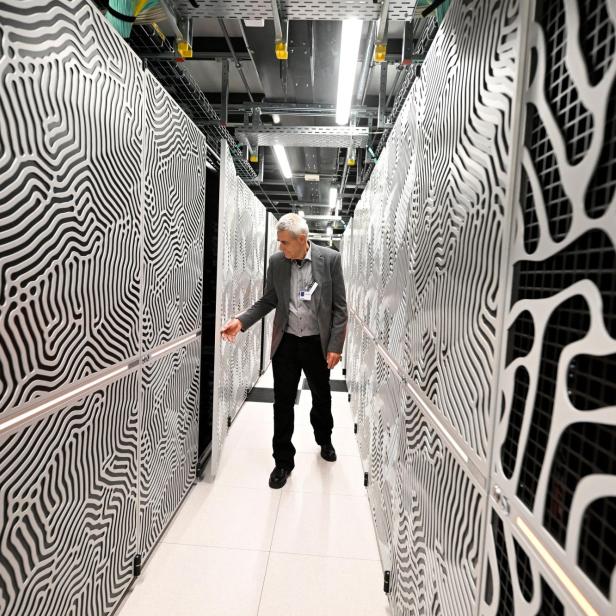 Ein Mitarbeiter geht durch den Supercomputer Jupiter