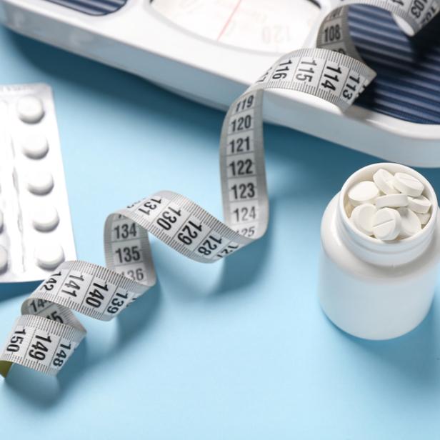Stillleben aus Tabletten, Maßband, Waage
