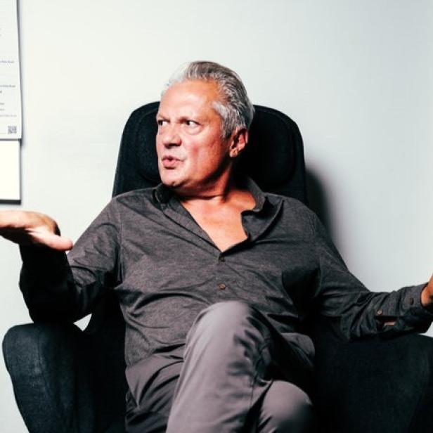 Herbert Föttinger beim profil-Interview in seinem Büro.
