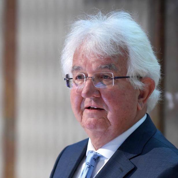 Robert Holzmann, ehemaliger Gouverneur der OeNB, spricht während einer Pressekonferenz