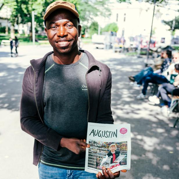 "Augustin"-Verkäufer Viano präsentiert auf dem Wiener Karlsplatz die 30-Jahre-Jubiläumsnummer des "Augustins", Wiens selbsternannter "bester Boulevardzeitung"