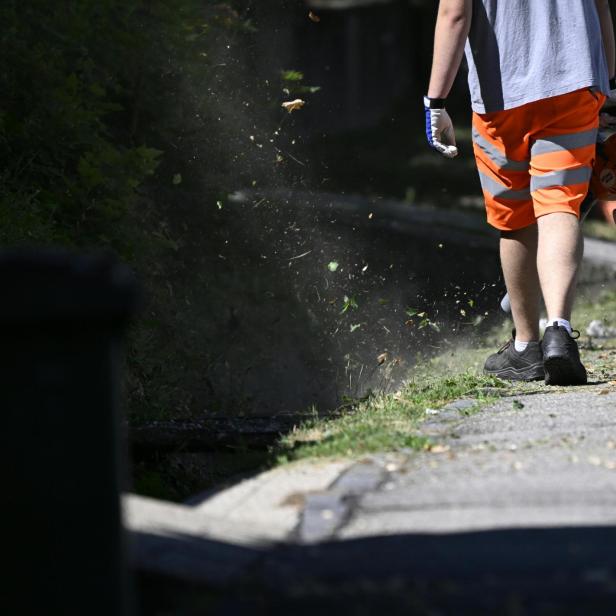 Ein Arbeiter des Strassendienstes