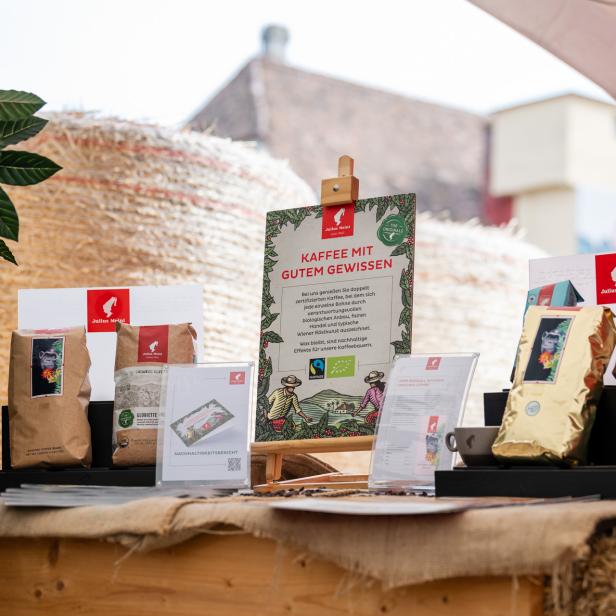 Präsentation verschiedener Julius Meinl Kaffeeprodukte mit Infotafel ‚Kaffee mit gutem Gewissen‘ zu nachhaltigem und fairem Anbau.