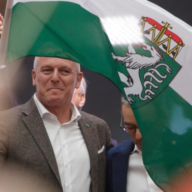 Mario Kunasek schwingt eine Steiermark-Flagge über Herbert Kickl