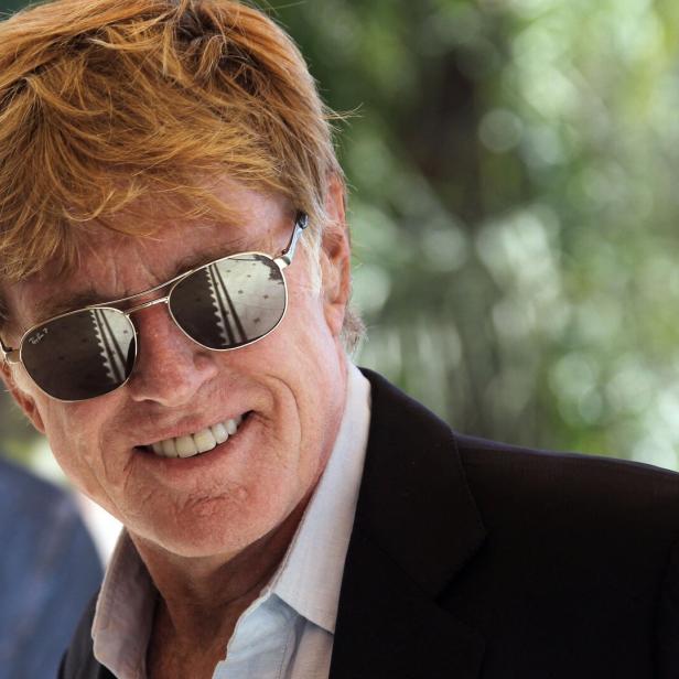 Setzte sich über biologische Grenzen äußerlich hinweg: Robert Redford 2010 – damals immerhin schon 74 Jahre alt. Blonder Mann mit Sonnenbrillen lächelt in die Kamera.